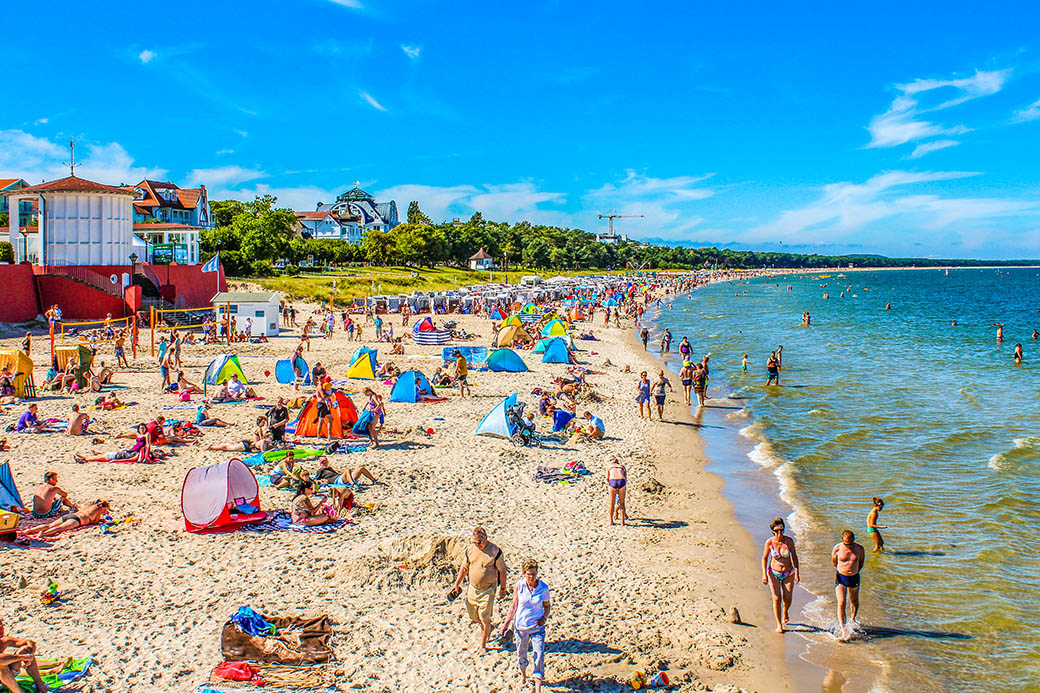 Badestrand im Ostseebad Binz im Hochsommer